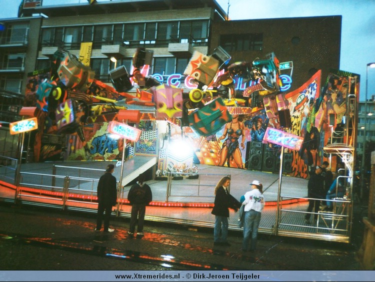 Mega Dance 1.jpg (145601 bytes)