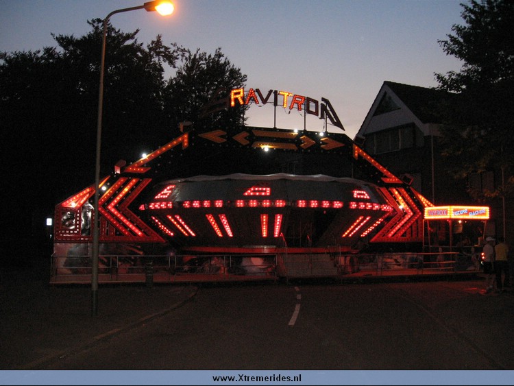 Gravitron01.JPG (306186 bytes)