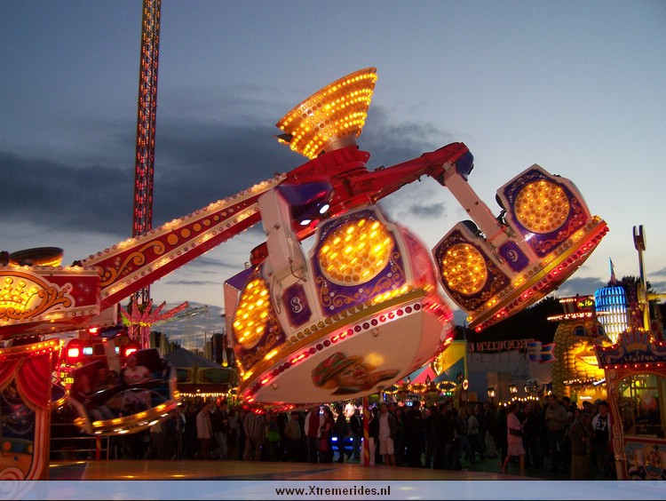 Dusseldorfrheinkirmes2008 (14).JPG (130191 bytes)