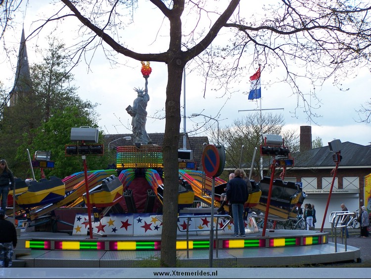 VoorschotenKoninginnenkermis2008 (2).JPG (174003 bytes)