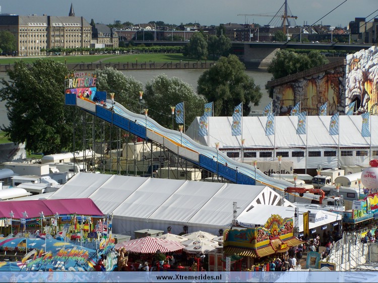 DusseldorfRheinkirmes2009 (18).JPG (175883 bytes)