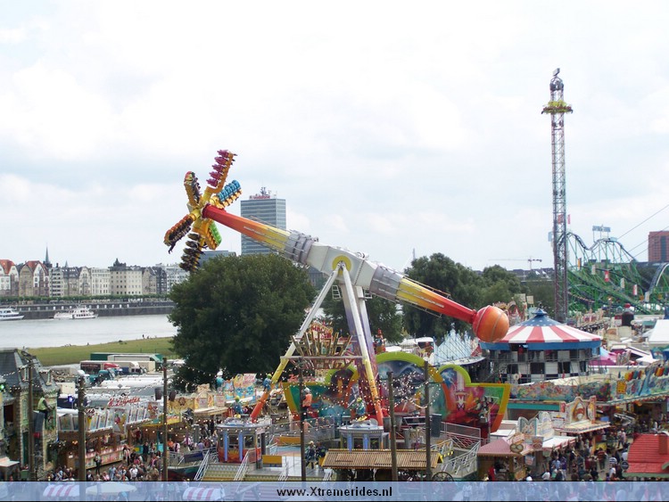 DusseldorfRheinkirmes2009 (68).JPG (122568 bytes)